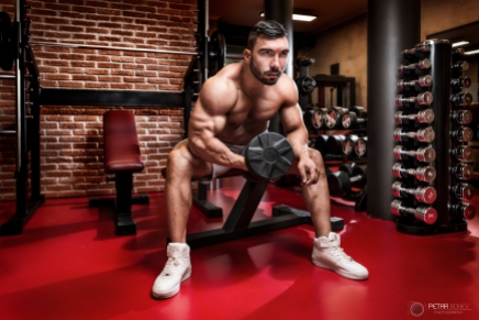 Bodybuilder workout for biceps.